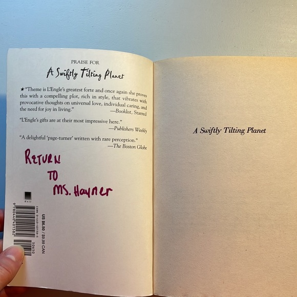 📚2/$6 A Swiftly Tilting Planet #3 in the Time Quintet Series - Picture 7 of 12